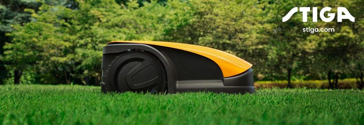 Gelber Rasenmähroboter im Garten